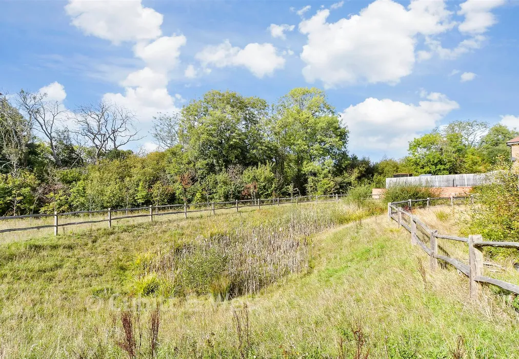 Communal Gardens - Bramley Vale, Cranleigh, Surrey - Wards of Kent