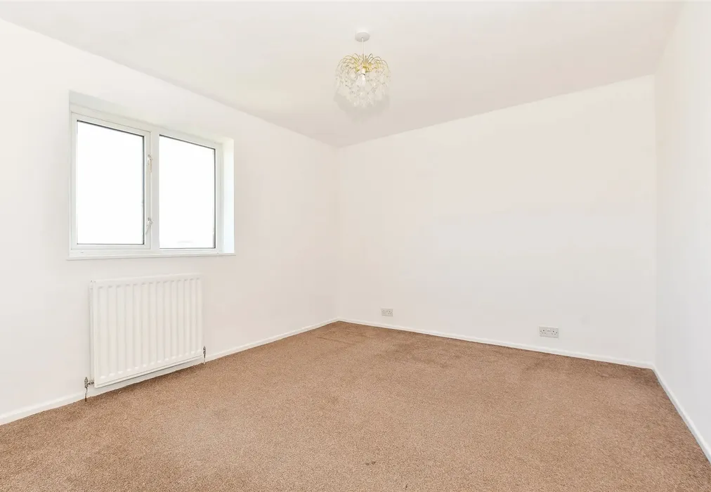 Bedroom 1 - Argyle Road, Newport, Isle of Wight - Wards of Kent