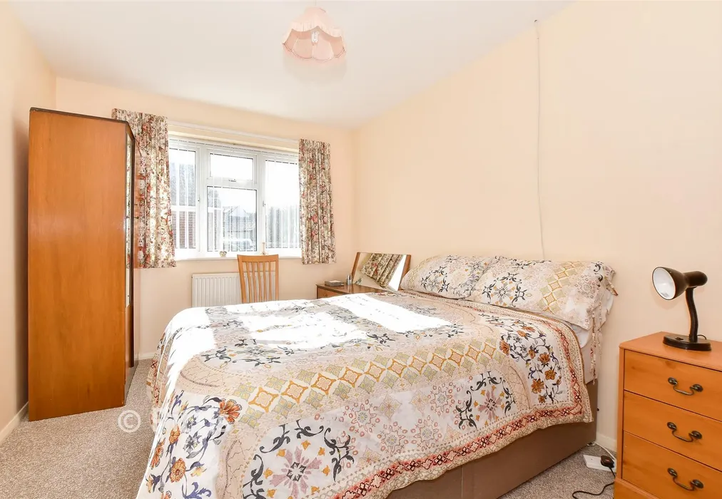 Bedroom 1 - Merrie Gardens, Lake, Isle of Wight - Wards of Kent