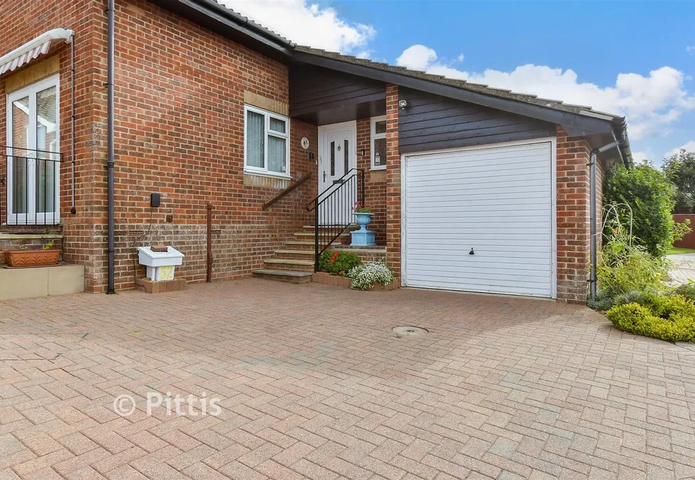 Driveway/Parking - Merrie Gardens, Lake, Isle of Wight - Wards of Kent