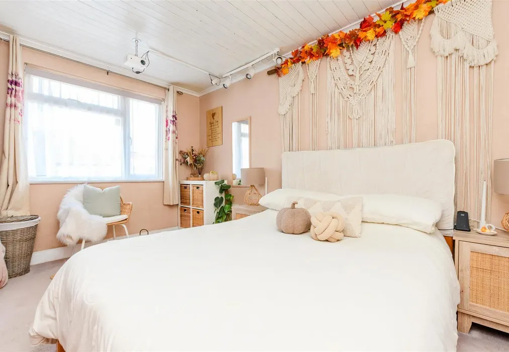 Bedroom 1 - Burnham Crescent, Dartford, Kent - Wards of Kent