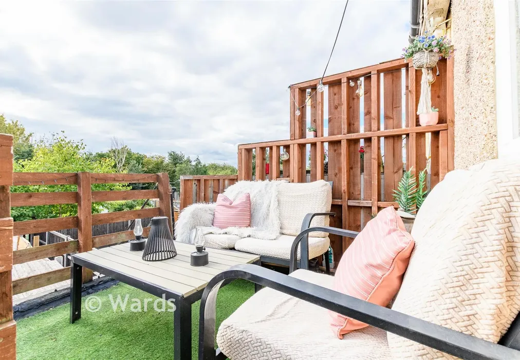 Balcony - Burnham Crescent, Dartford, Kent - Wards of Kent