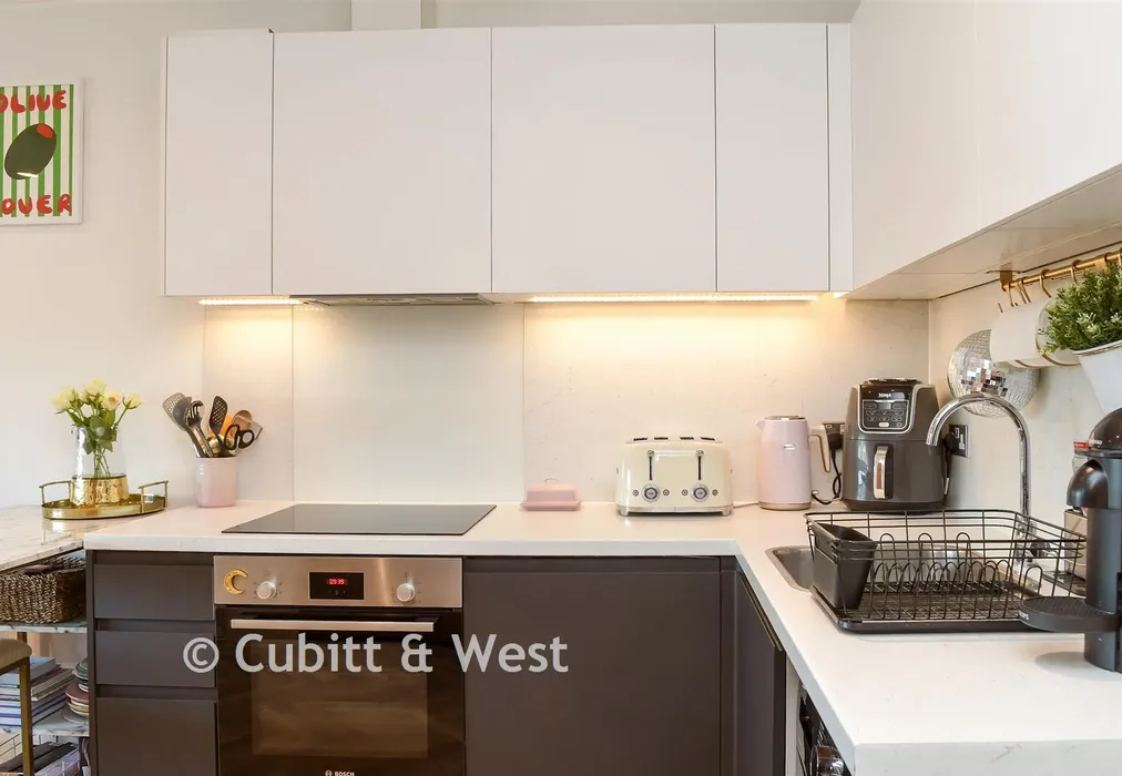 Kitchen - Cleeve Road, Leatherhead, Surrey - Wards of Kent