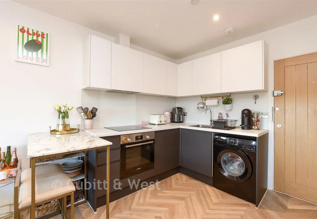 Kitchen - Cleeve Road, Leatherhead, Surrey - Wards of Kent
