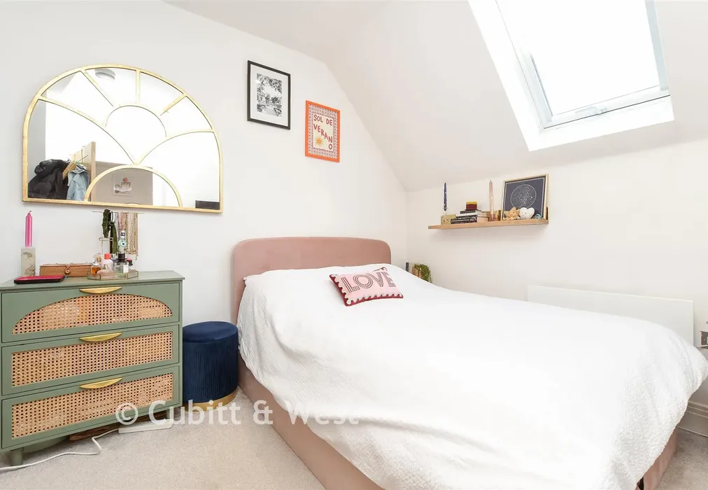 Bedroom - Cleeve Road, Leatherhead, Surrey - Wards of Kent