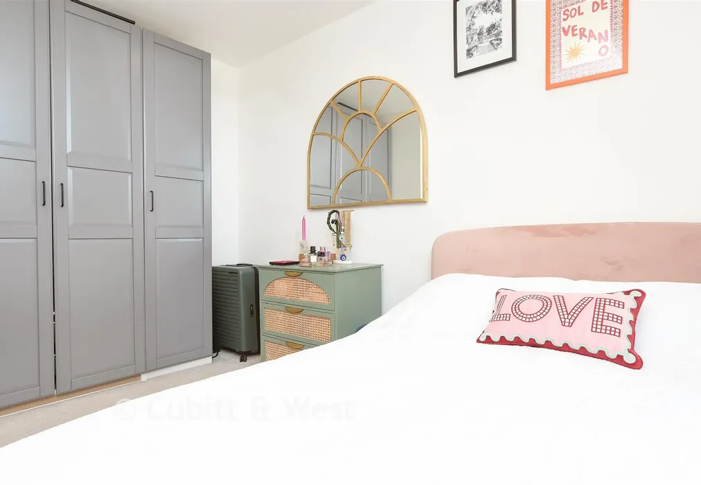 Bedroom - Cleeve Road, Leatherhead, Surrey - Wards of Kent