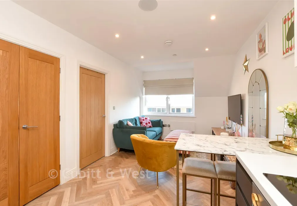Lounge/Kitchen - Cleeve Road, Leatherhead, Surrey - Wards of Kent