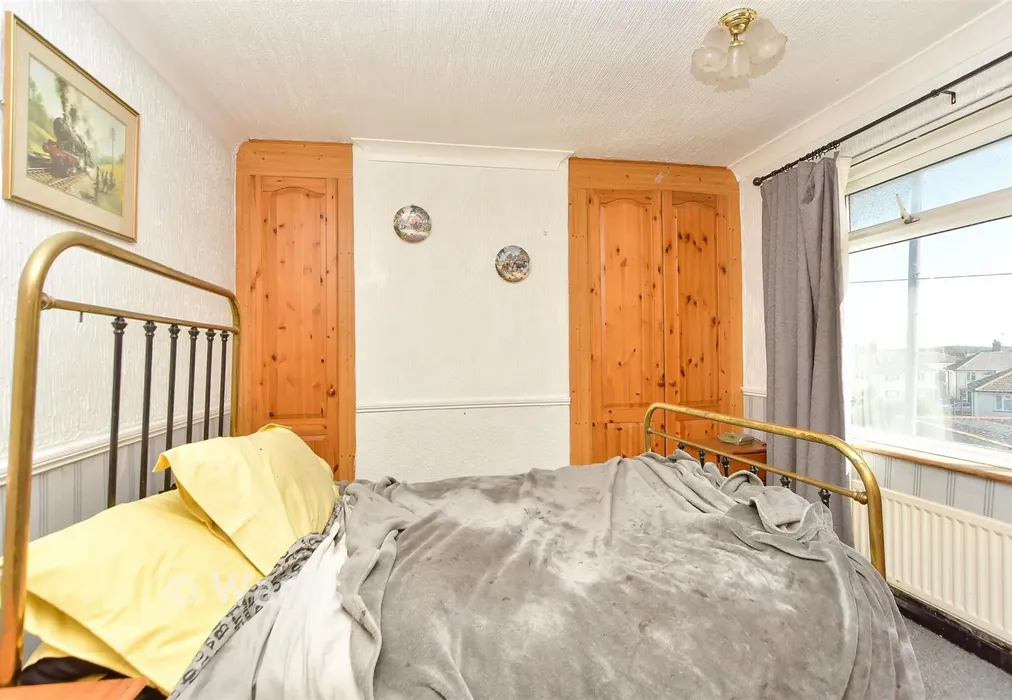 Bedroom 1 - Priory Place, Faversham, Kent - Wards of Kent