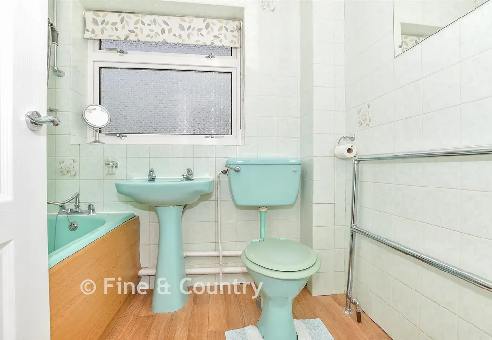 Bathroom - Wallace Close, Tunbridge Wells, Kent - Wards of Kent