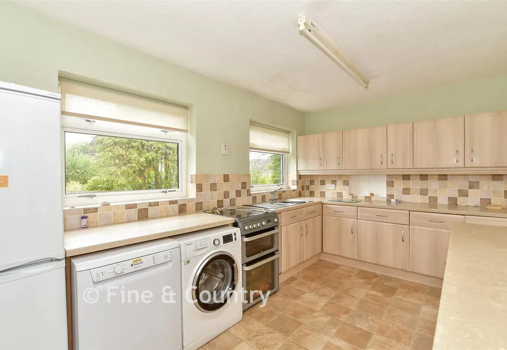 Kitchen - Wallace Close, Tunbridge Wells, Kent - Wards of Kent