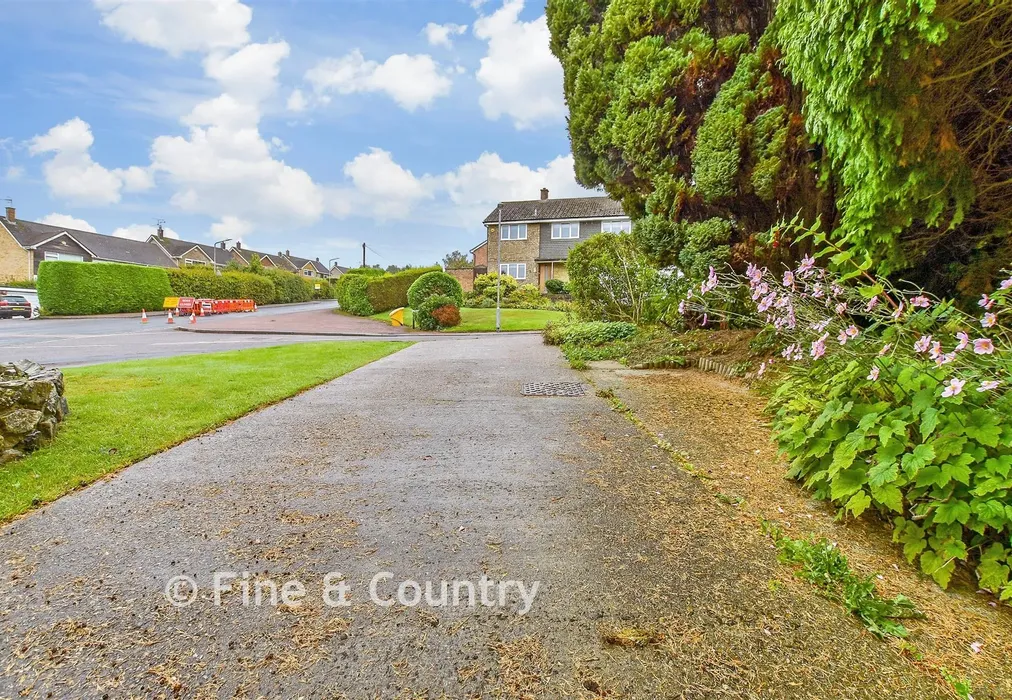 Driveway/Parking - Wallace Close, Tunbridge Wells, Kent - Wards of Kent