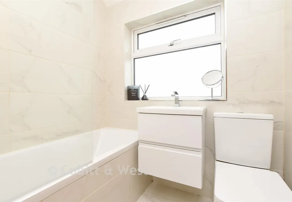 Bathroom - Oxford Road, Wallington, Surrey - Wards of Kent