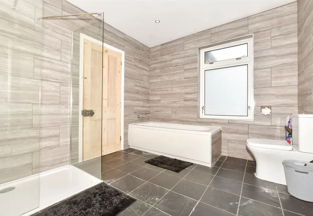 Bathroom - Cobden Road, Hythe, Kent - Wards of Kent