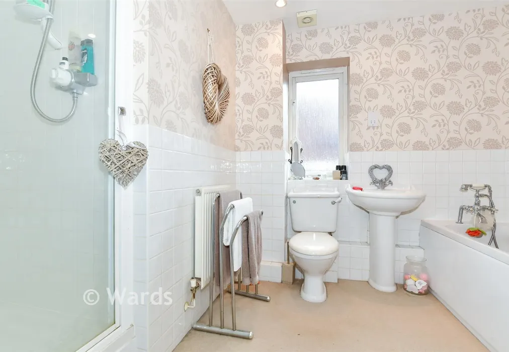 Bathroom - Bovarde Avenue, Kings Hill, West Malling, Kent - Wards of Kent