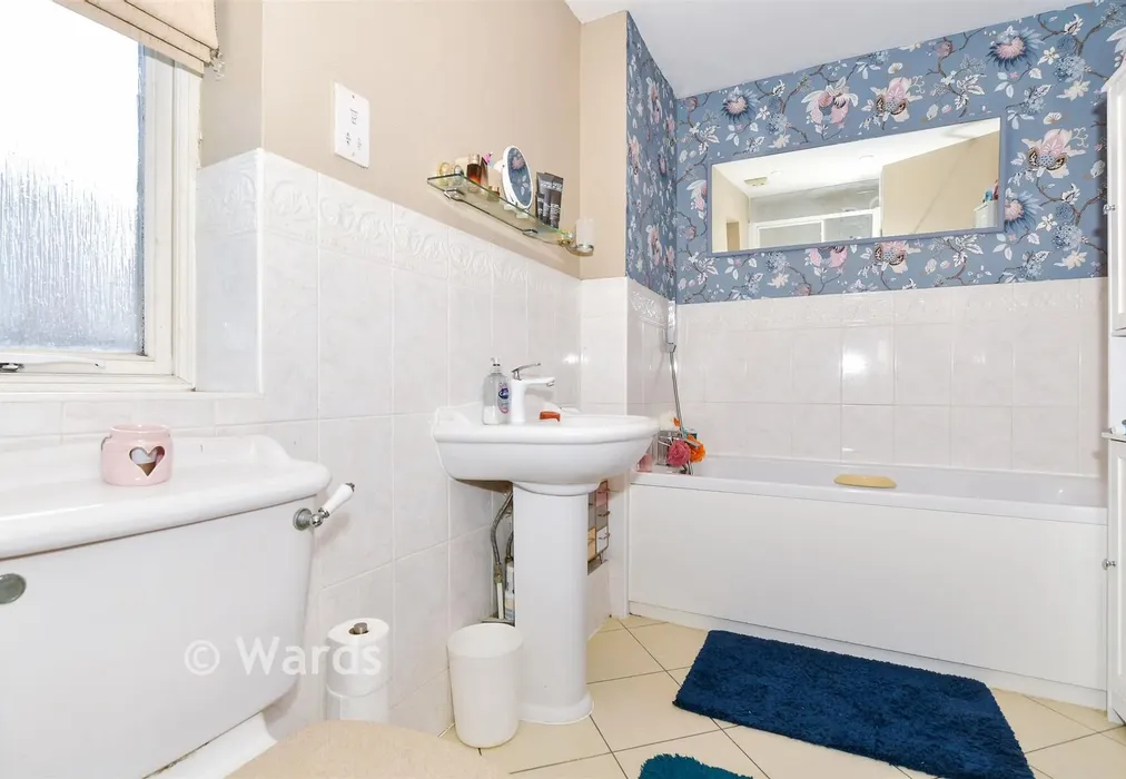 Bathroom - Bovarde Avenue, Kings Hill, West Malling, Kent - Wards of Kent