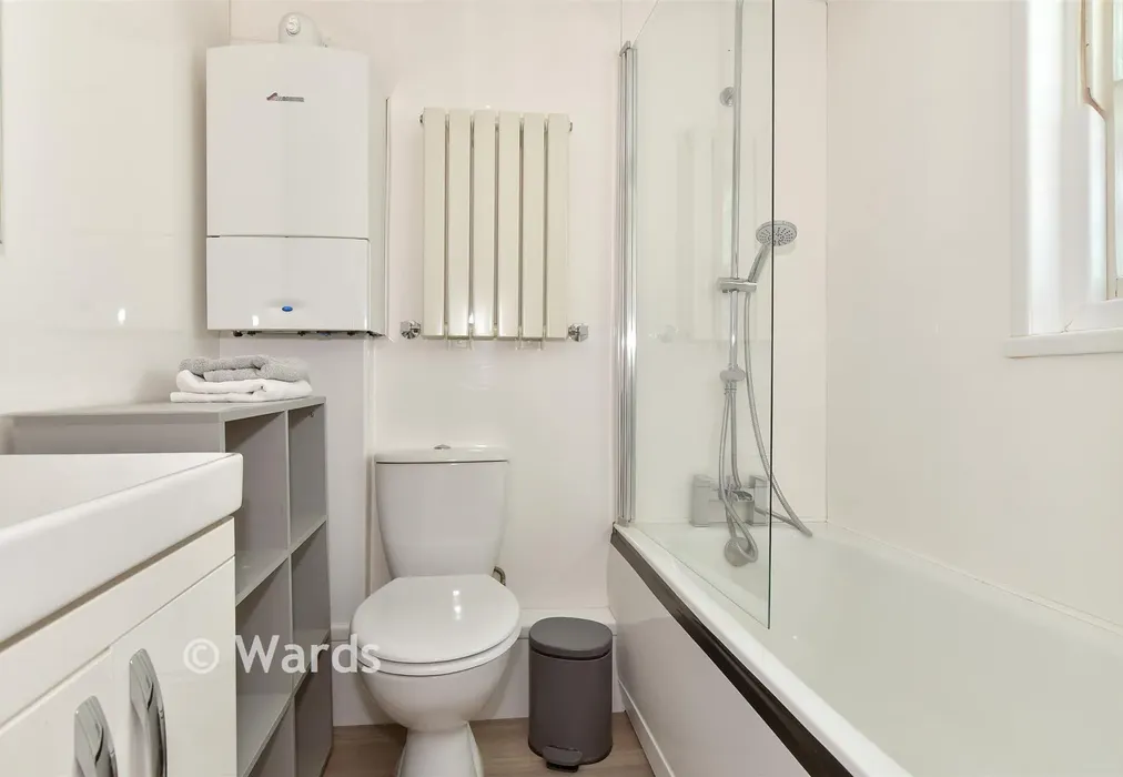 Bathroom - Union Street, Rochester, Kent - Wards of Kent