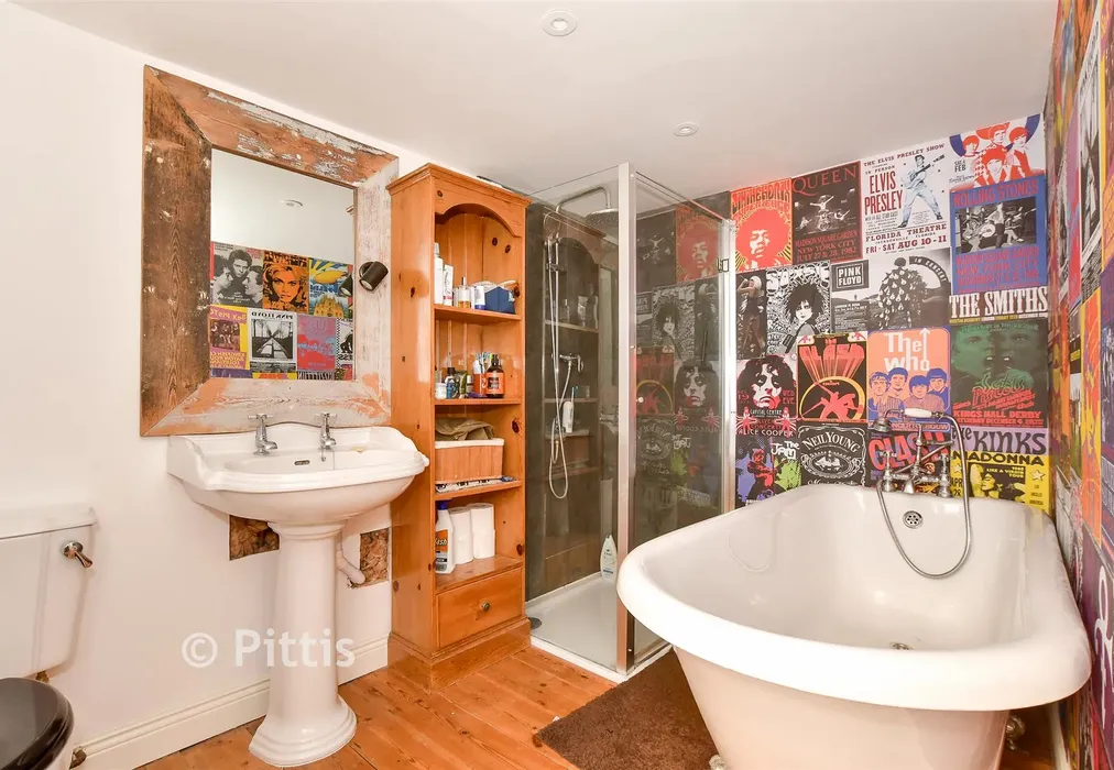 Bathroom - Sea Street, Newport, Isle of Wight - Wards of Kent