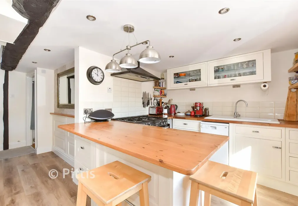 Kitchen - Sea Street, Newport, Isle of Wight - Wards of Kent