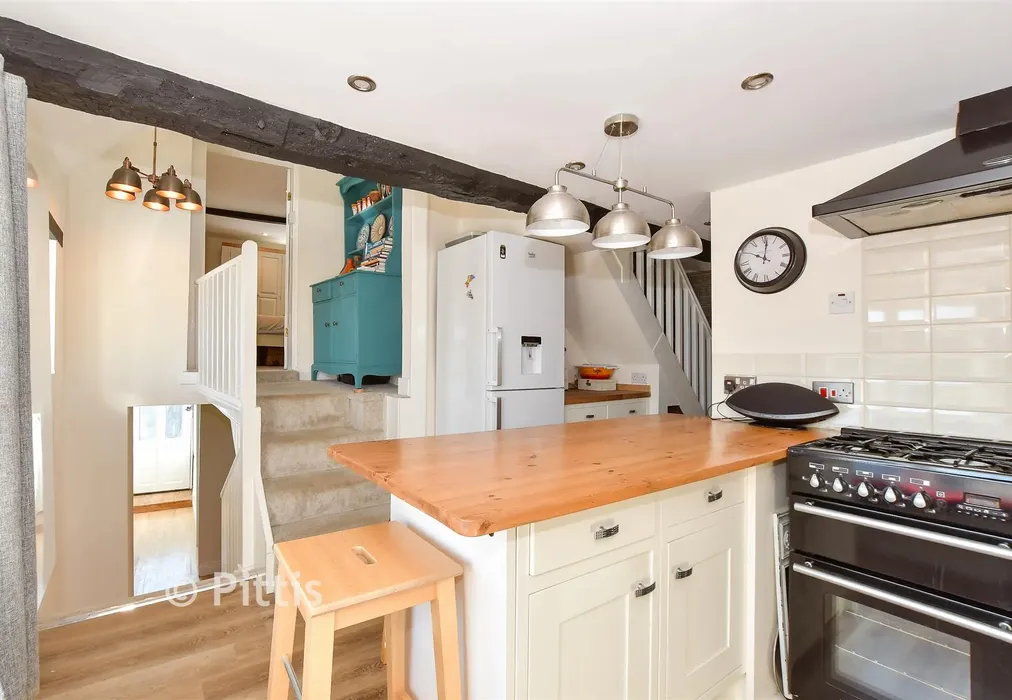 Internal Lifestyle Photograph - Sea Street, Newport, Isle of Wight - Wards of Kent