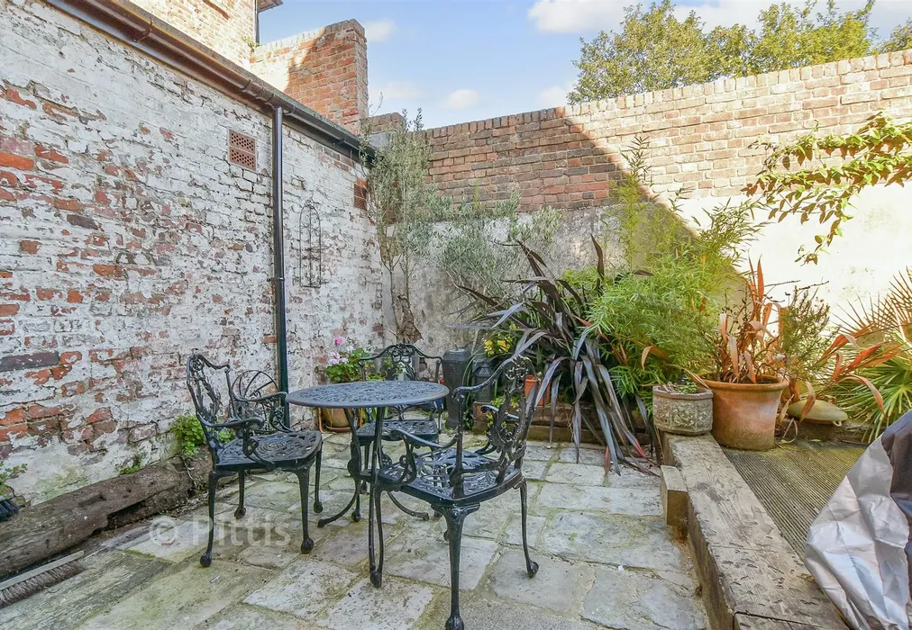 Rear Garden - Sea Street, Newport, Isle of Wight - Wards of Kent
