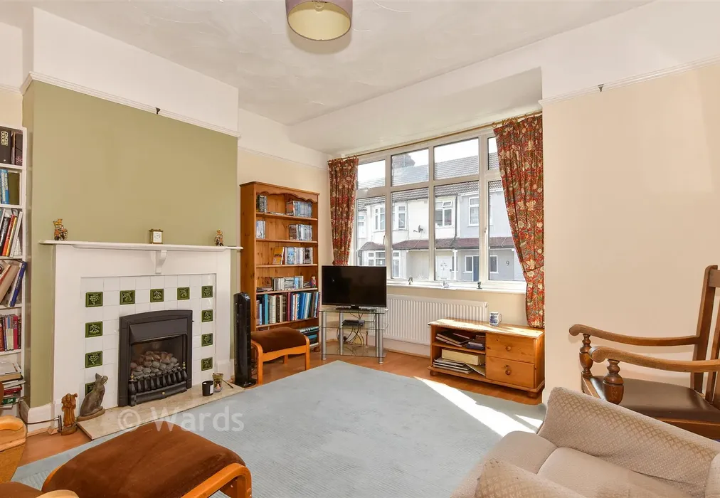 Lounge - Pinnocks Avenue, Gravesend, Kent - Wards of Kent