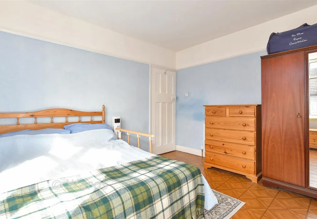 Bedroom 1 - Pinnocks Avenue, Gravesend, Kent - Wards of Kent