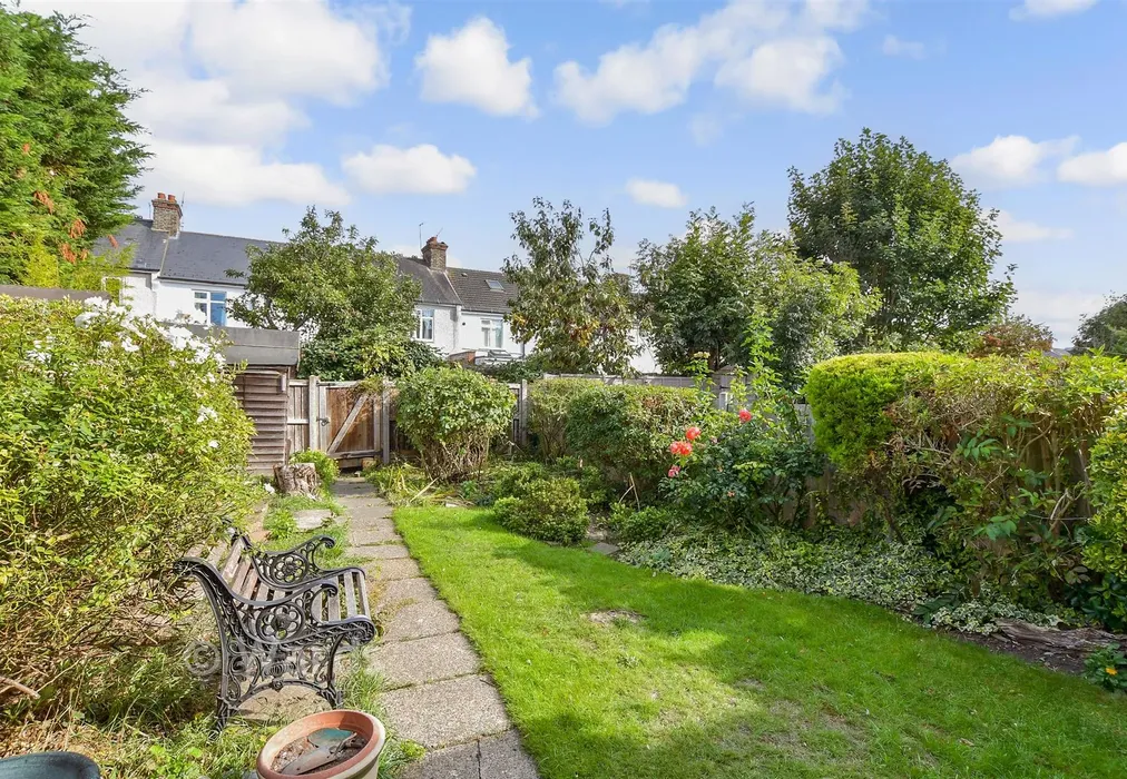 Rear Garden - Pinnocks Avenue, Gravesend, Kent - Wards of Kent