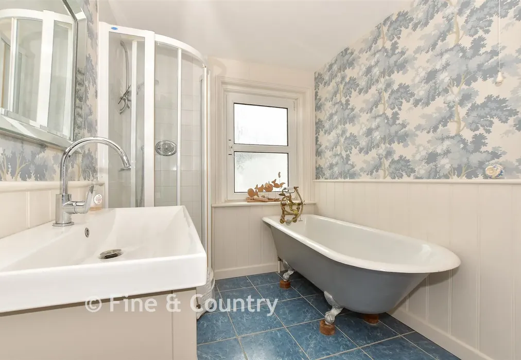 Bathroom - Kite Hill, Wootton Bridge, Isle of Wight - Wards of Kent