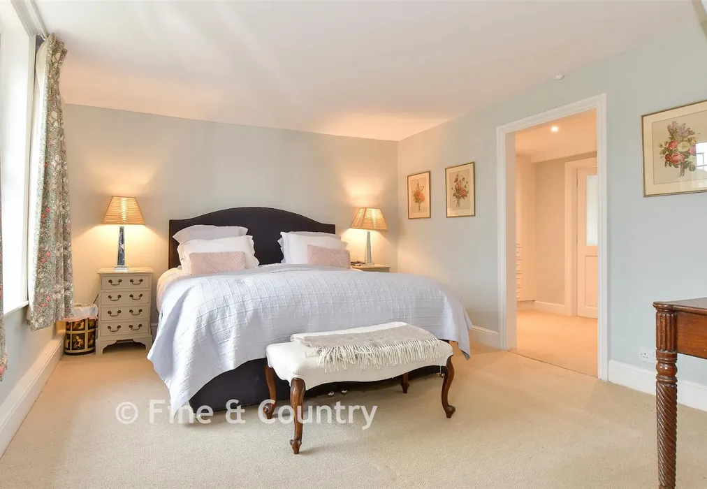 Bedroom 1 - Kite Hill, Wootton Bridge, Isle of Wight - Wards of Kent