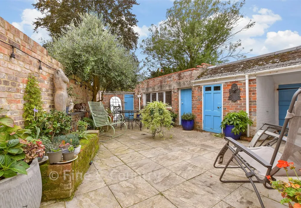 Patio / Decking - Kite Hill, Wootton Bridge, Isle of Wight - Wards of Kent