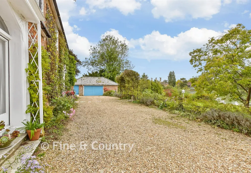 Driveway/Parking - Kite Hill, Wootton Bridge, Isle of Wight - Wards of Kent