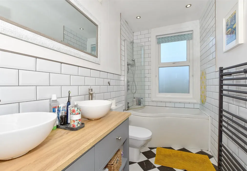Bathroom - Guildford Road, Canterbury, Kent - Wards of Kent