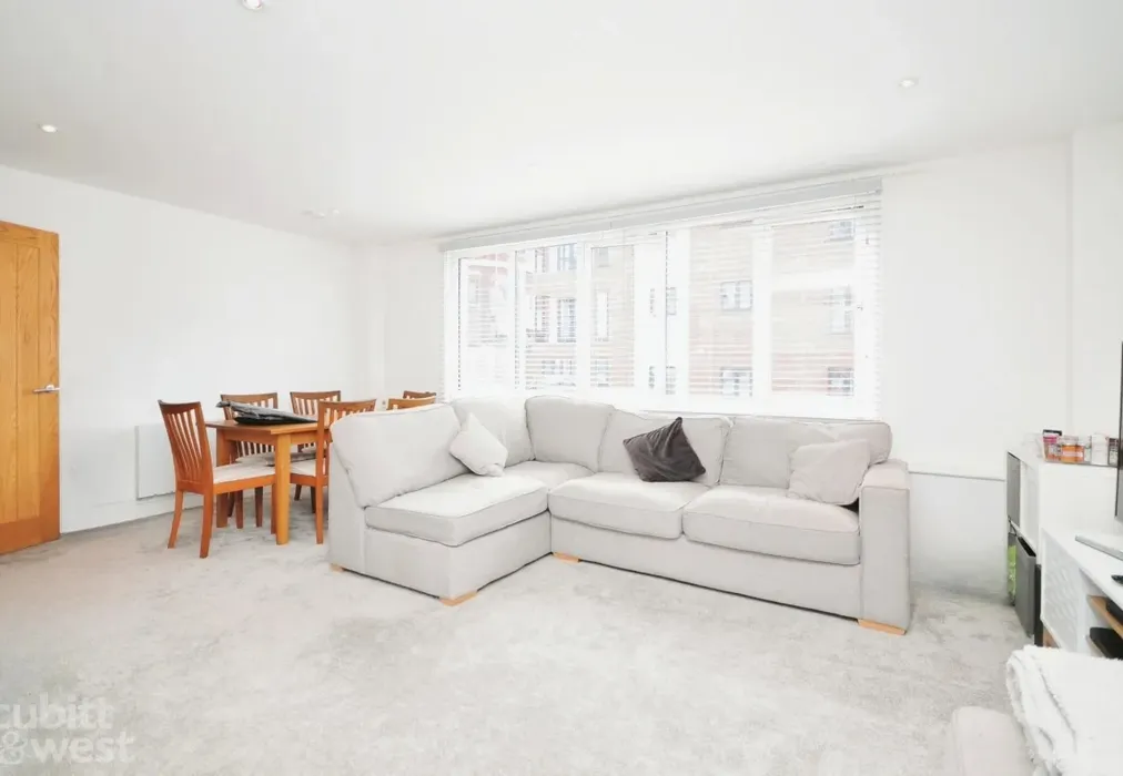 Living Area - Cantelupe Road, East Grinstead, RH19 - Wards of Kent