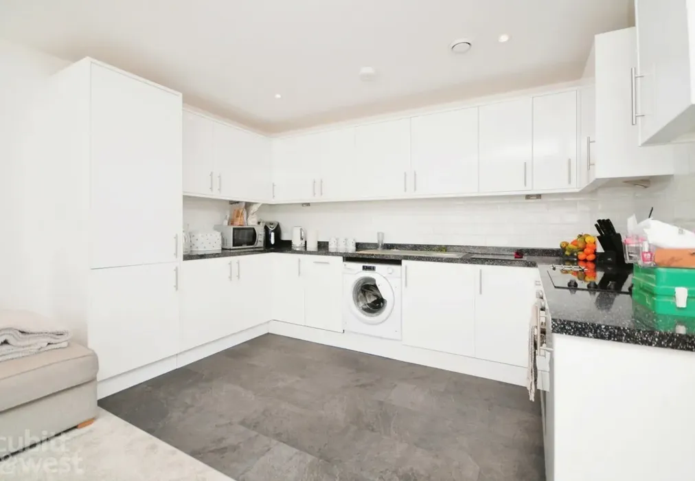 Kitchen - Cantelupe Road, East Grinstead, RH19 - Wards of Kent
