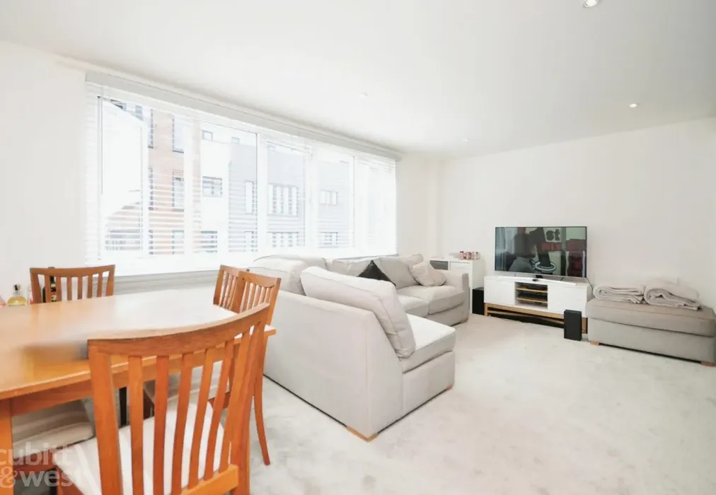 Living Area - Cantelupe Road, East Grinstead, RH19 - Wards of Kent