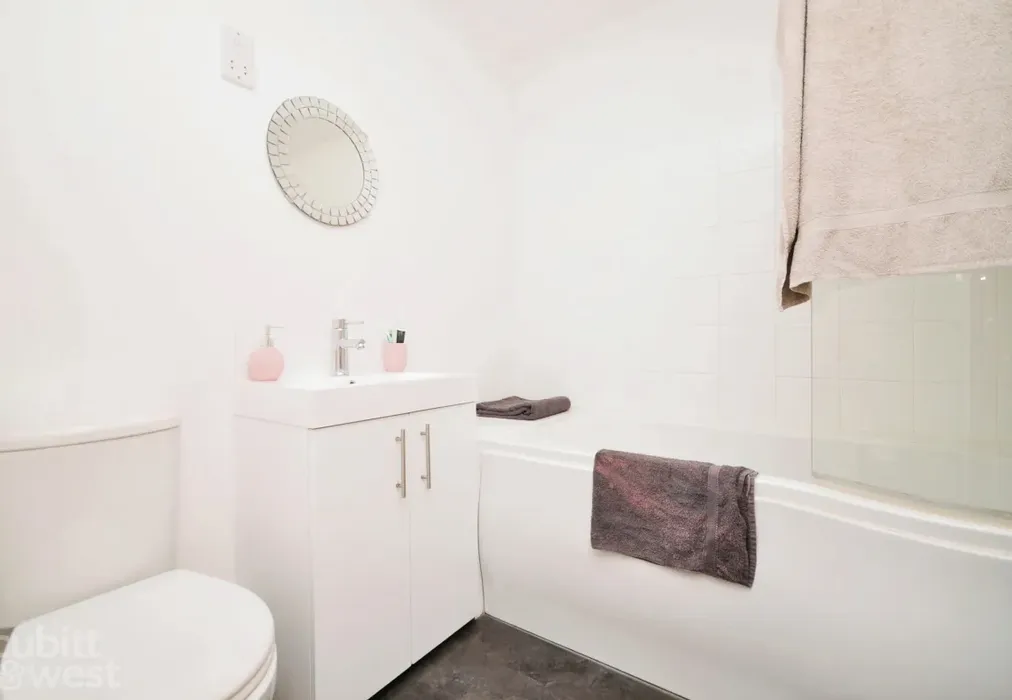 Bathroom - Cantelupe Road, East Grinstead, RH19 - Wards of Kent