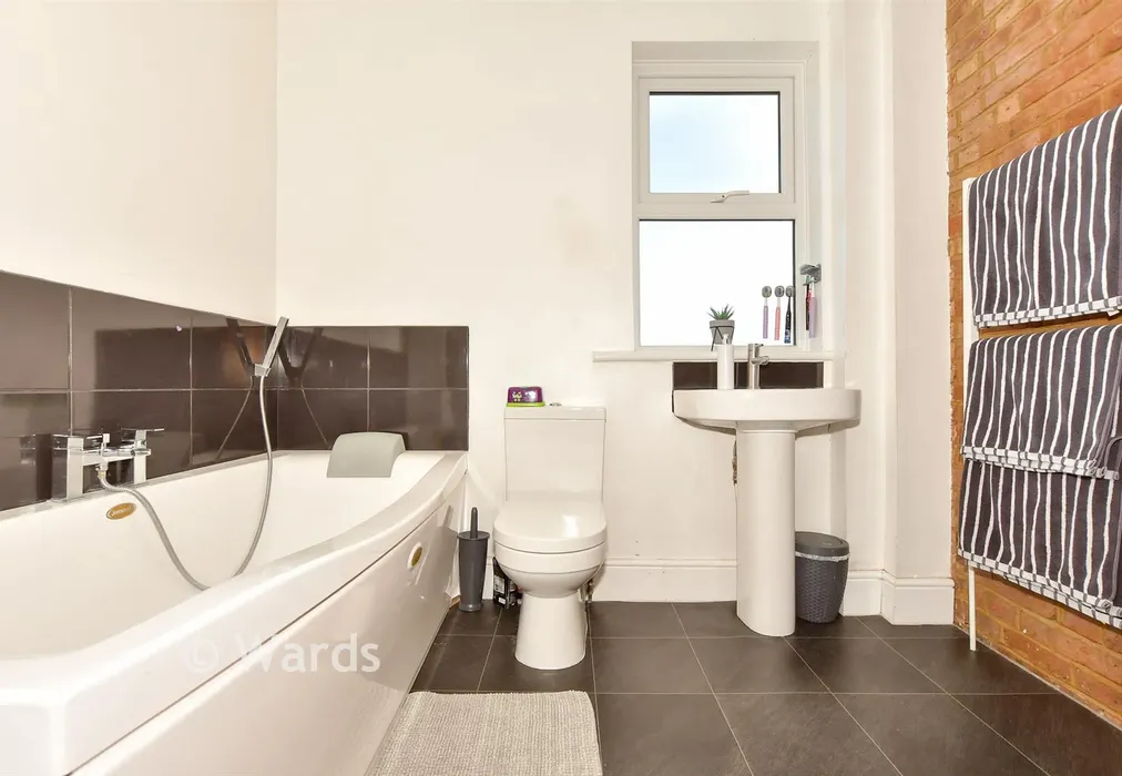 Bathroom - Sutherland Road, Deal, Kent - Wards of Kent