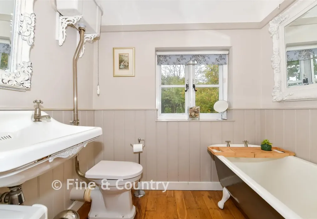 Bathroom - Egerton Road, Charing Heath, Ashford, Kent - Wards of Kent