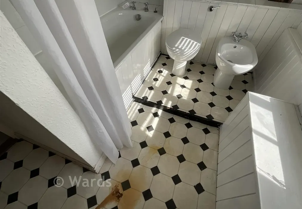 Bathroom - High Street, Cranbrook, Kent - Wards of Kent