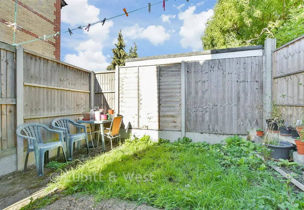 Rear Garden - The Retreat, Thornton Heath, Surrey - Wards of Kent