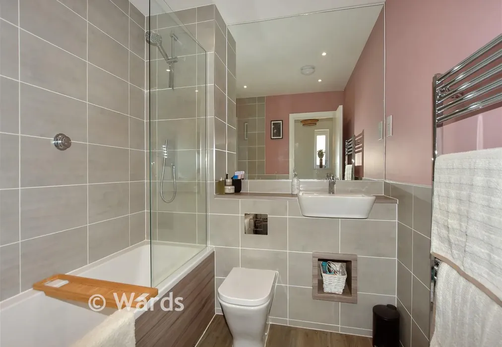 Bathroom - Serpentine Road, Faversham, Kent - Wards of Kent