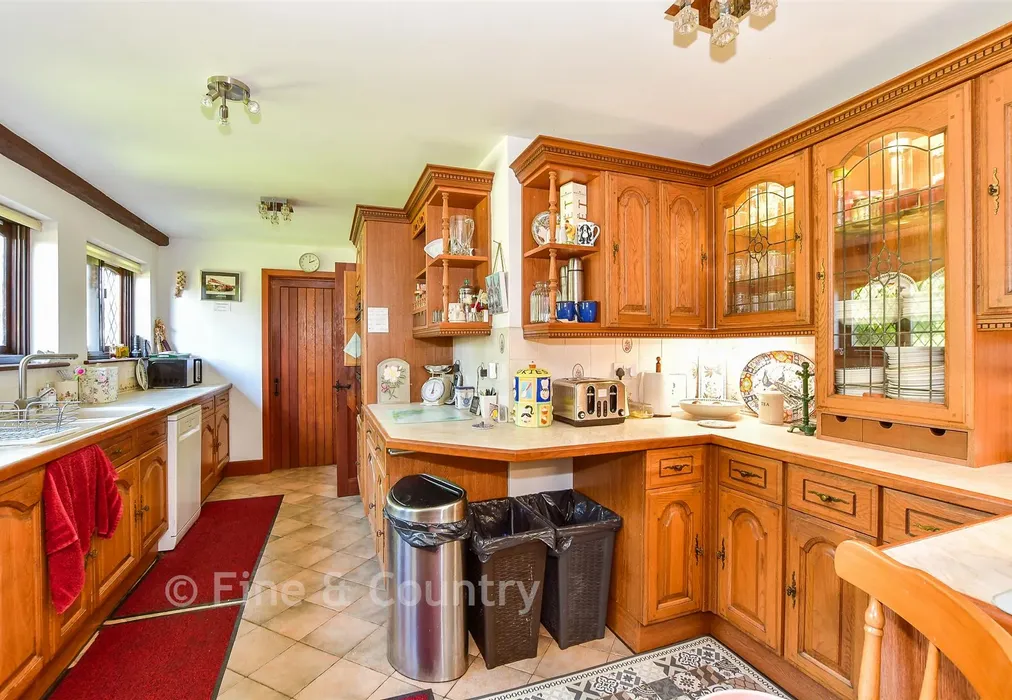 Kitchen - Birchwood Avenue, Southborough, Kent - Wards of Kent