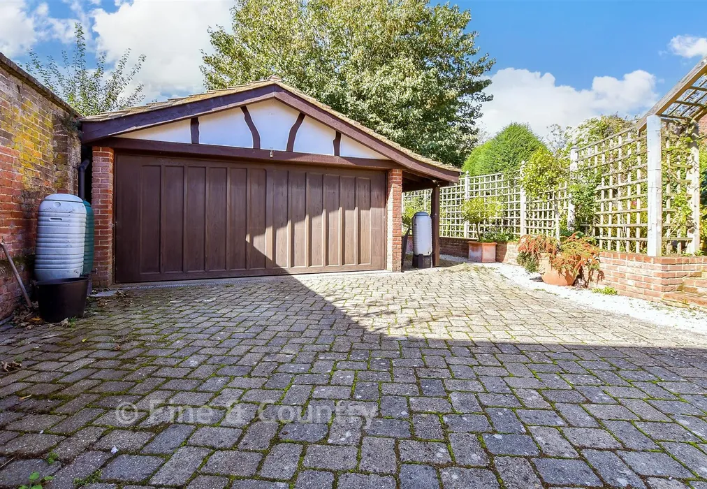Garage - Birchwood Avenue, Southborough, Kent - Wards of Kent