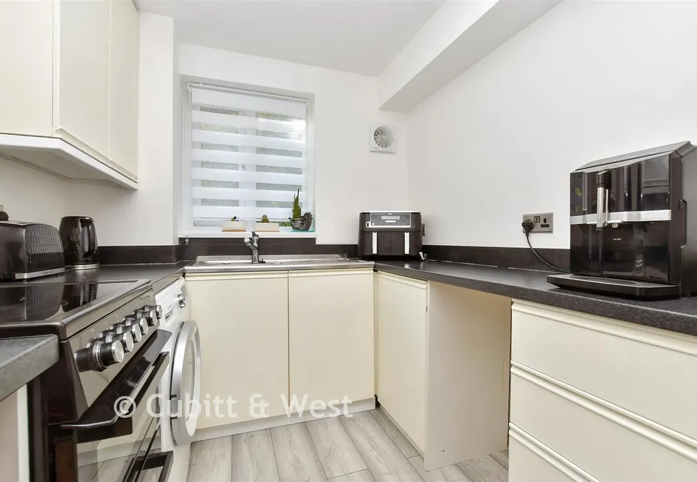 Kitchen - Chipstead Close, Belmont, Sutton, Surrey - Wards of Kent