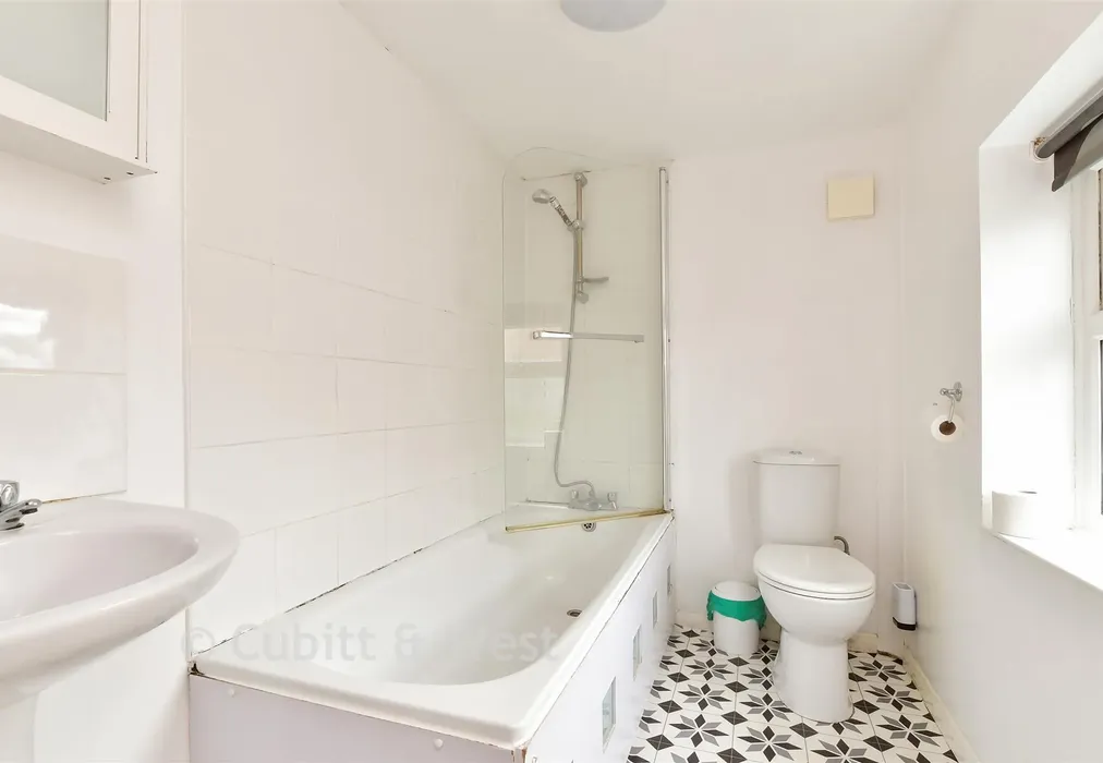 Bathroom - Downsview Avenue, Woodingdean, Brighton, East Sussex - Wards of Kent