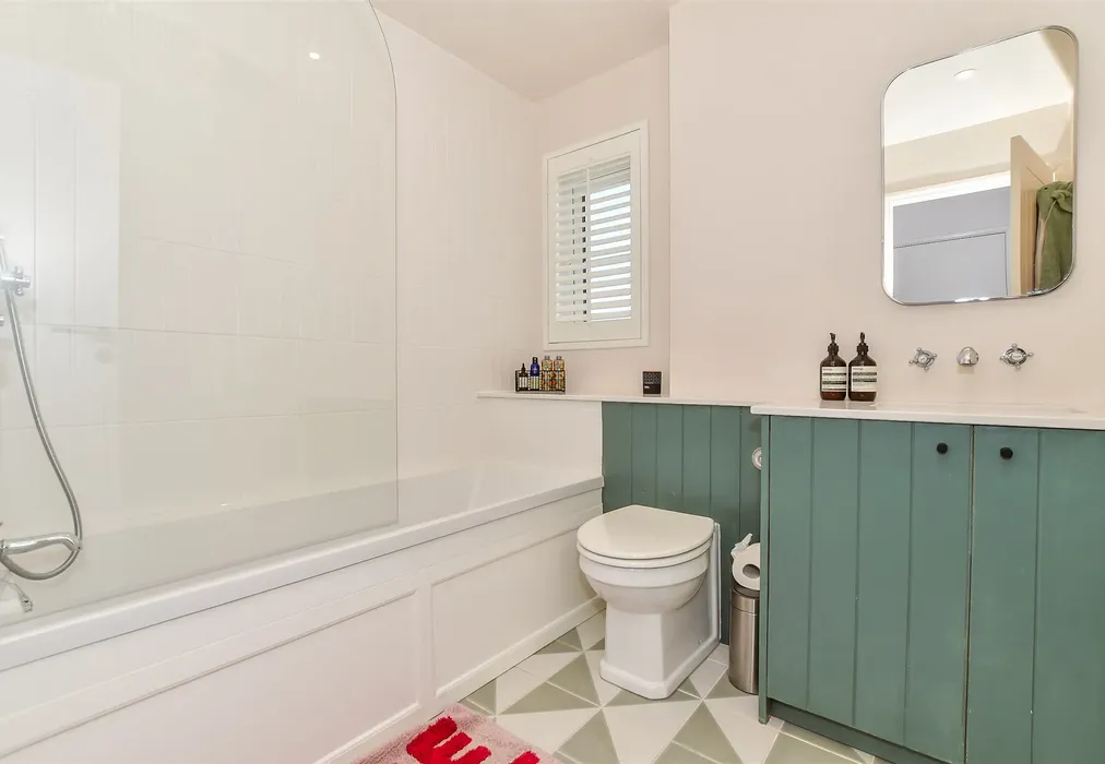 Bathroom - Forson Close, Tenterden, Kent - Wards of Kent