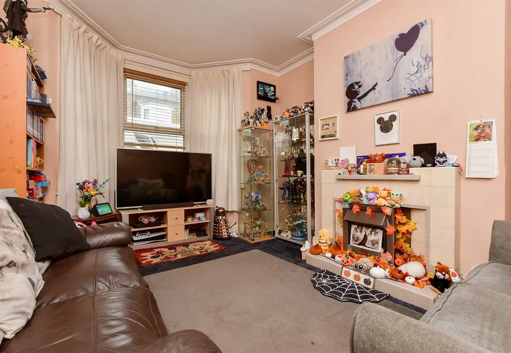 Lounge - Thanet Road, Margate, Kent - Wards of Kent