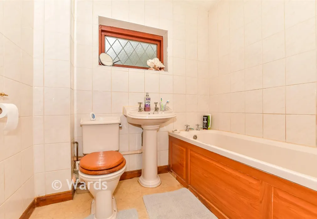 Bathroom - Hunton Road, Chainhurst, Marden, Kent - Wards of Kent