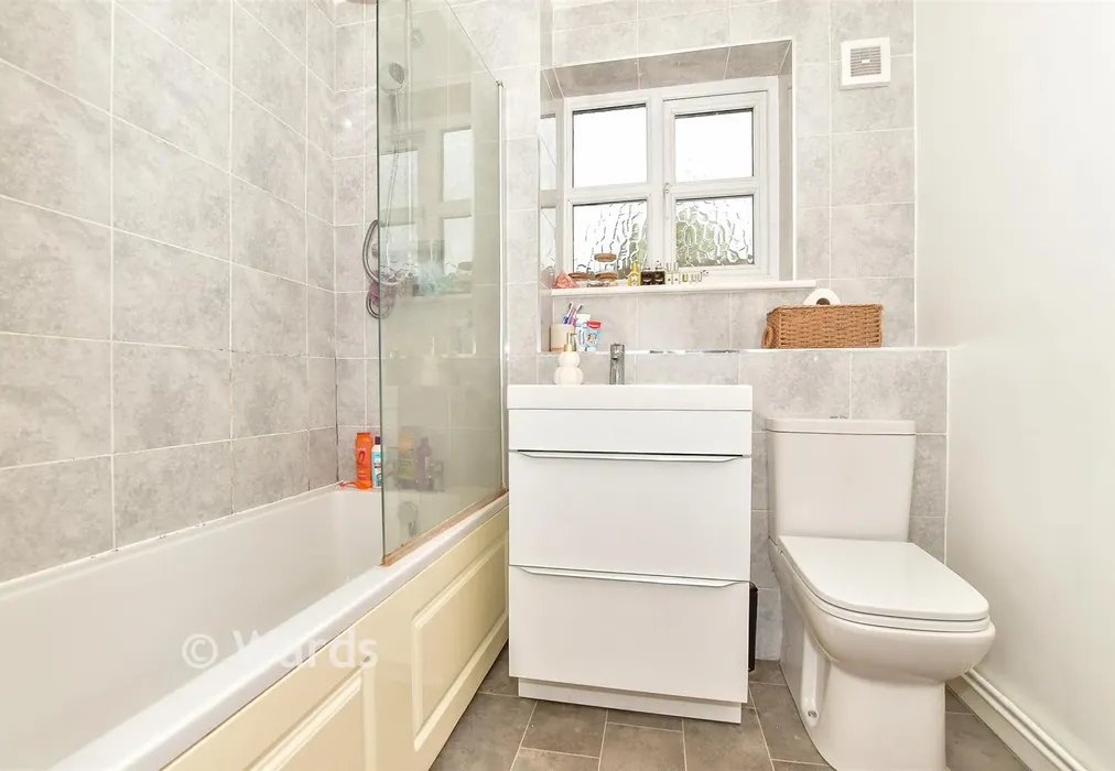Bathroom - Springwell Road, Tonbridge, Kent - Wards of Kent