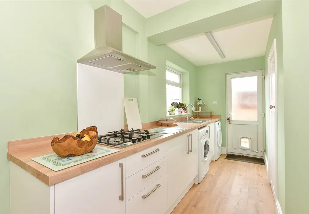 Kitchen - Lucerne Road, Shanklin, Isle of Wight - Wards of Kent